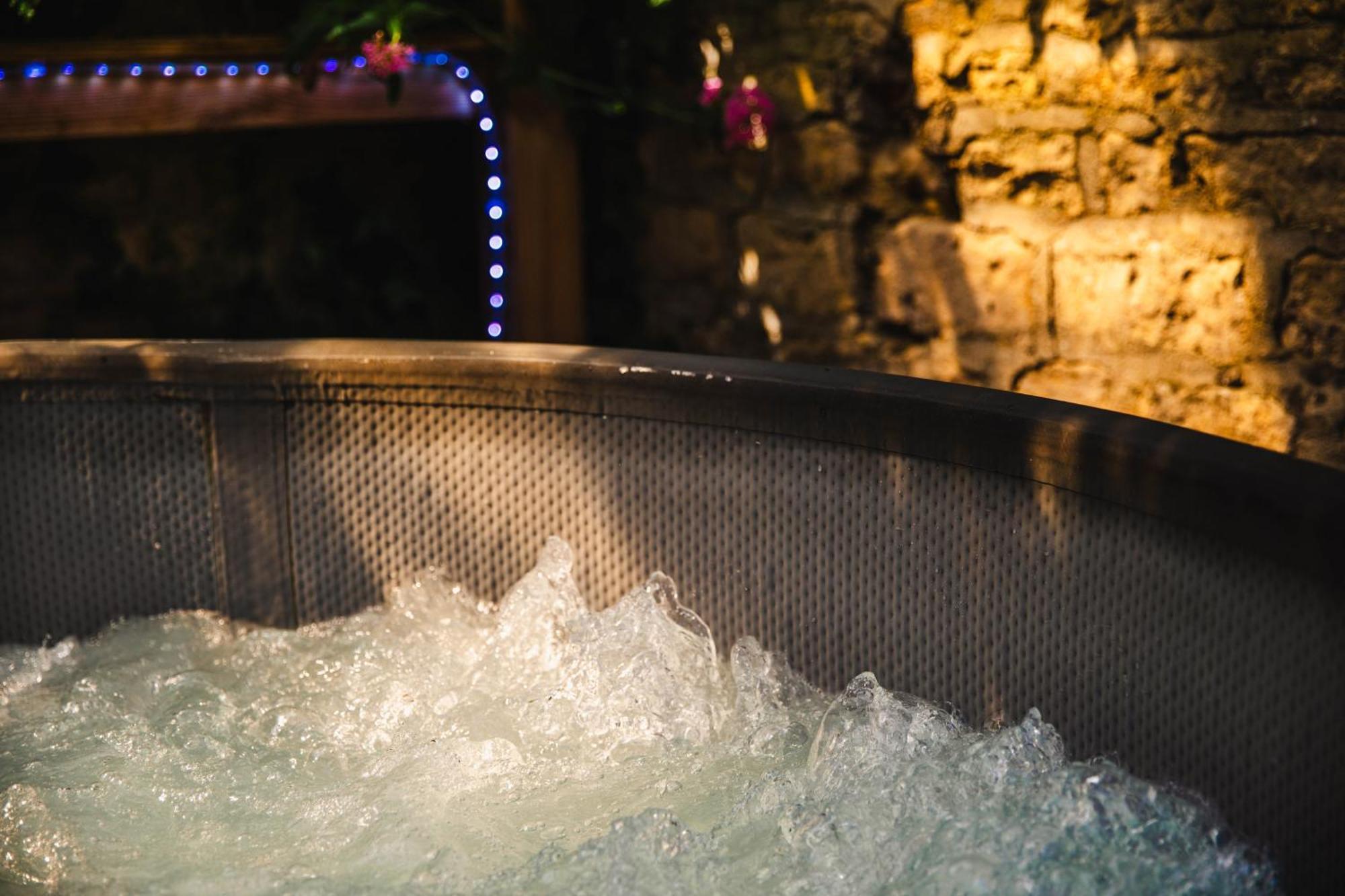 Appartement Fraichement Renovee - Jacuzzi Au Coeur De Caen Buitenkant foto