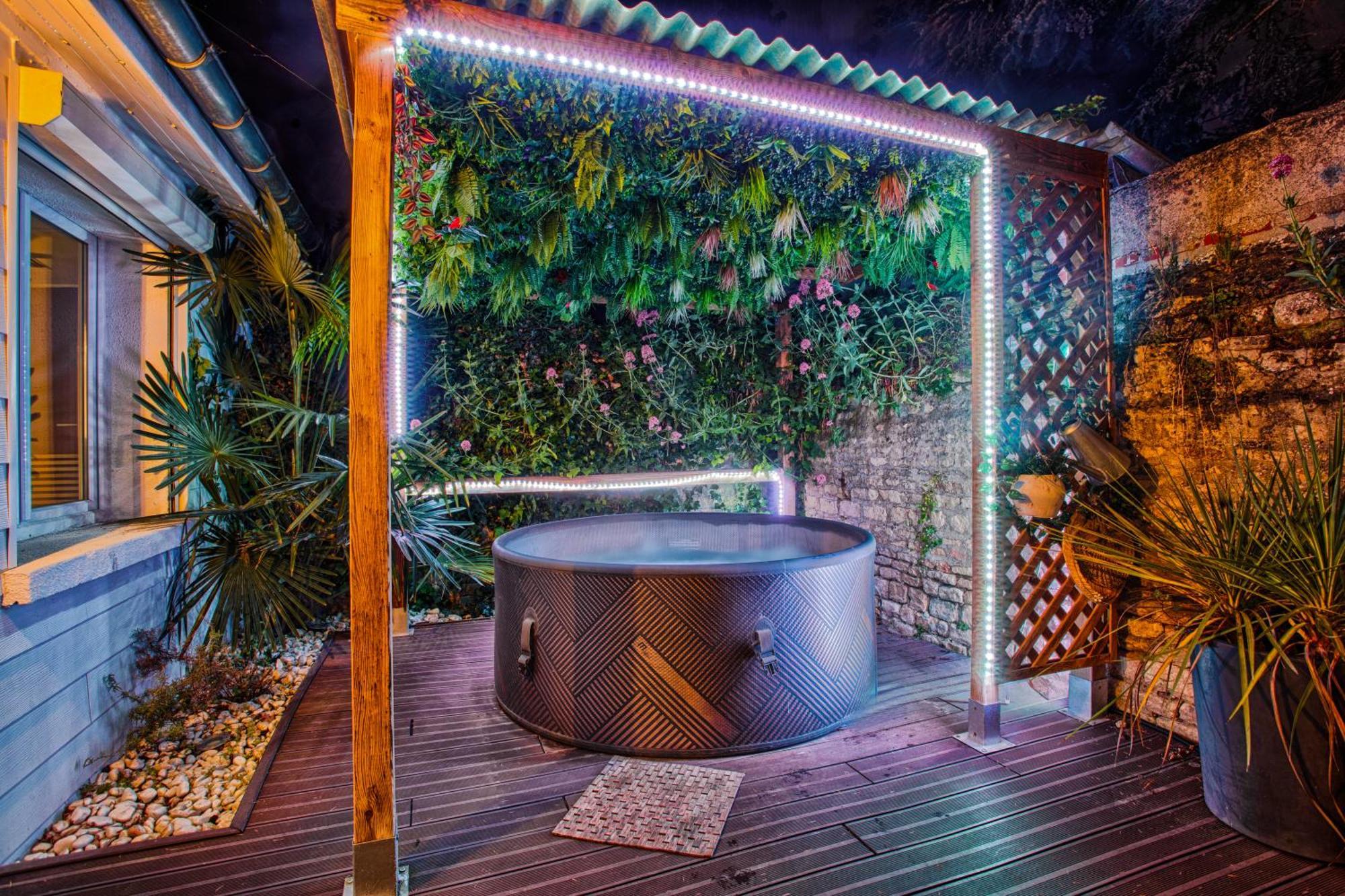 Appartement Fraichement Renovee - Jacuzzi Au Coeur De Caen Buitenkant foto